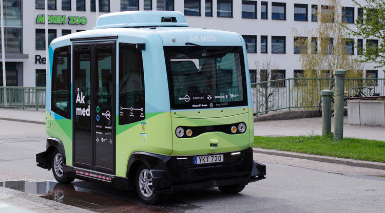 Självkörande buss kör i stadsmiljö