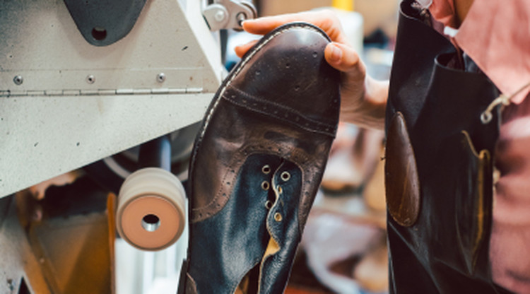 Närbild på sko som lagas av skomakare