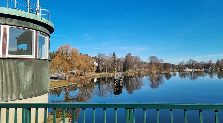 Foto av utsidan av Brohuset till vänster i bild, till höger ser man utsikten över kanalen.