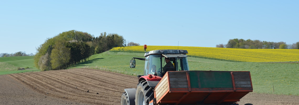 Traktor kör på en åker