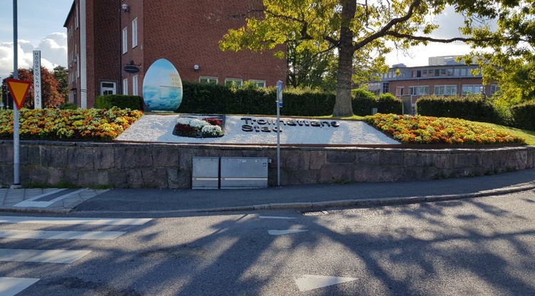 Plantering vid Högskolan Västs mur.