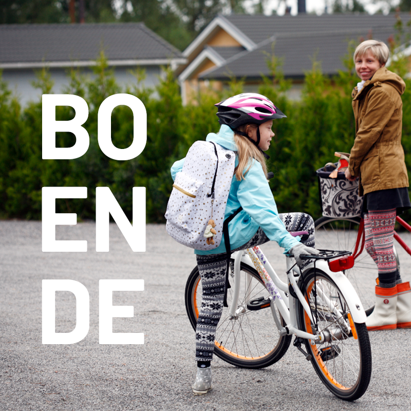 En kvinna och ett barn med cyklar. Text: Boende