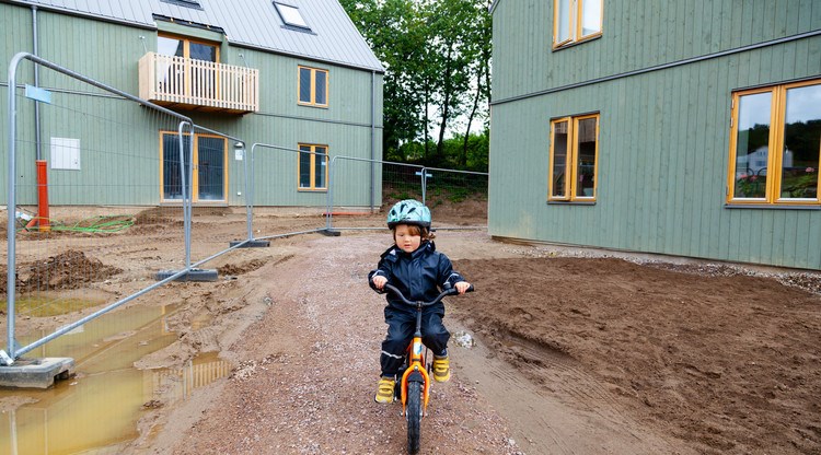 Barn som cyklar i en nybyggt område