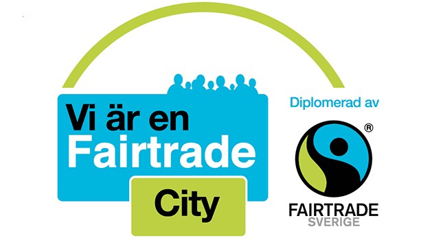 Fairtrade Sveriges logotyp med texten: "Vi är en Fairtrade City, diplomerad av Fairtrade Sverige".