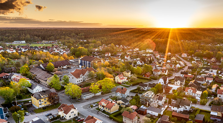 En översiktsbild över Strömslund under solnedgång.