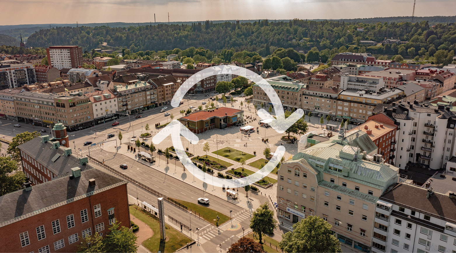 Drönarbild över Drottningtorget i Trollhättan. På bilden ligger två pilar som bildar en cirkel.