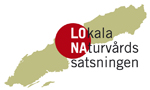 LONA-logotype. Länsstyrelsens och Naturvårdsverkets statliga bidrag till kommunal och lokal naturvård medfinansierar projektet.