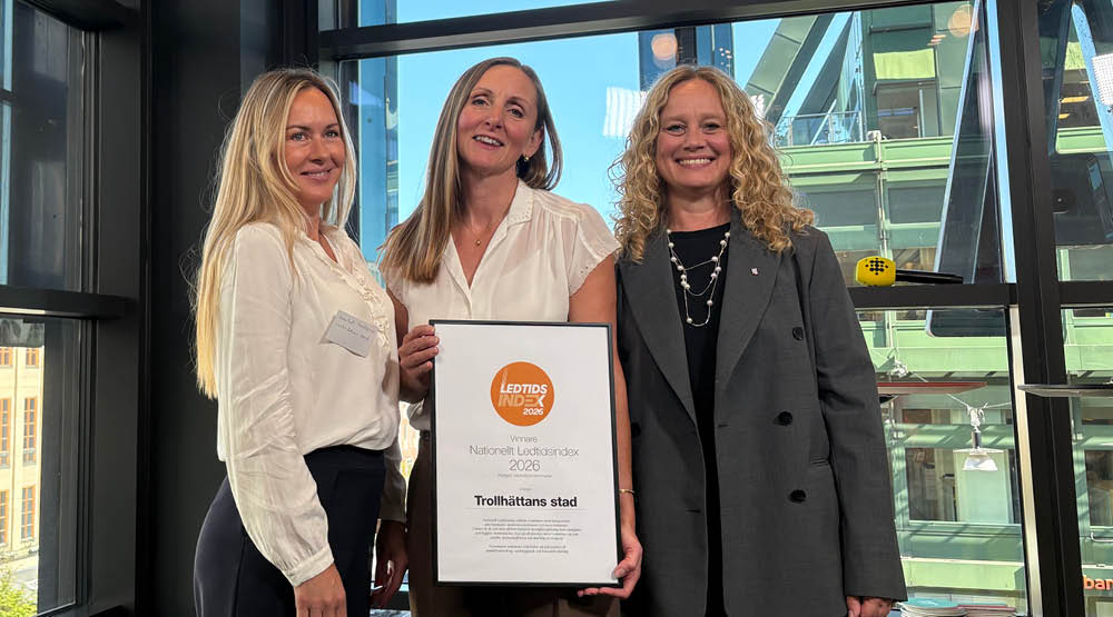 Ann-Sofi Sundqvist, Josefin Kaldo och Elin Johansson tar emot diplomet f&ouml;r utm&auml;rkelsen under en semenariet i Stockholm.