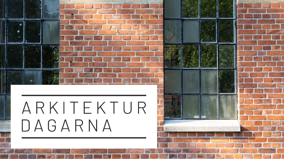Tegelvägg med två fönster. På bilden en vid ruta med texten "Arkitekturdagarna"