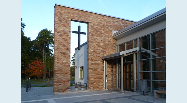 Bilden föreställer entrén till Götalundens kyrka. 