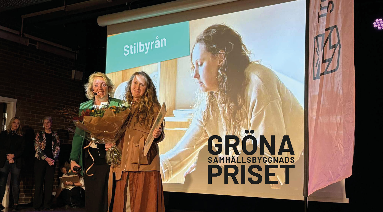 Jennie Bergius Eriksson, ordförande samhällsbyggnadsnämnden, delar ut Gröna priset till Therese från Stilbyrån.