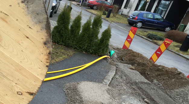 Bilden visar vägarbete med fibergrävning