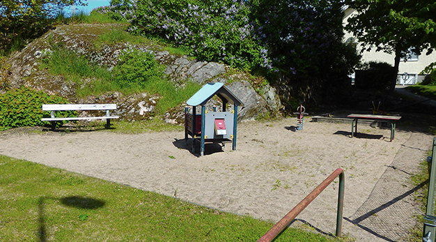 Mindre lekplats med grönområden