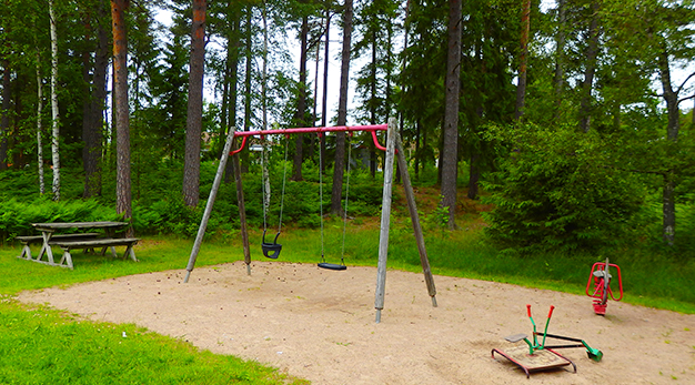 Gungställning och sandlåda med grävmaskin