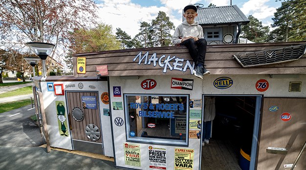 Barn som sitter på taket i macken på Macken-lekplatsen