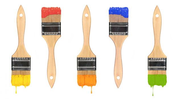 Bilden är en grafisk bild med fem målarpenslar. Penslarna har olika färger på spetsen. Från vänster är det en gul, en röd, en orange, en blå och till sist en grön.  