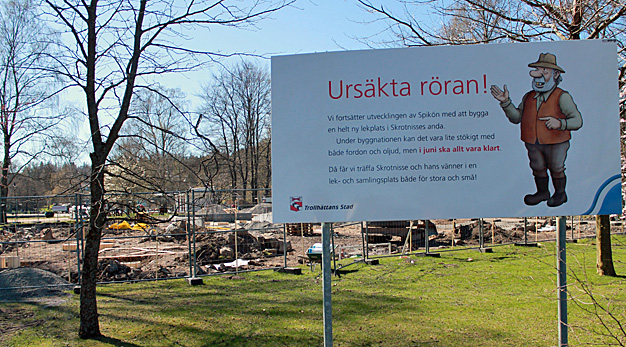 Foto över byggarbetsplatsen. Skylten med Skrotnisse och texten "Ursäkta röran" i förgrunden.