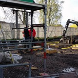 Markarbetet framför hangaren där hybriden skall stå ses över. 