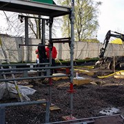 Markarbetet framför hangaren där hybriden skall stå ses över. 