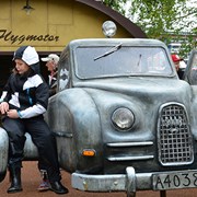 Barn som sitter på en grå flygande bil