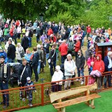 Bilden som är tagen i fågelperspektiv föreställer besökare som väntar på att Skrotnisses lekplats ska invigas. 