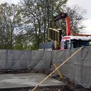 Labyrinten lastas av från lastbilen ned till plattan i lekplatsen där den ska stå. 