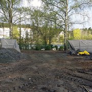 Från lekplatsbygget har man utsikt direkt ned i fågeldammen. 