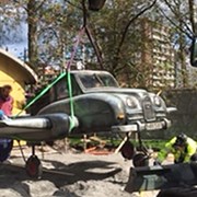 Flygplanshybriden som är en blandning av ett plan och en bil lyfts in på lekplatsen.