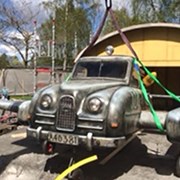Fltgplanshybriden lyfts in på lekplatsen och placeras framför den gula hangaren som redan är utplacerad. 