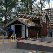Skrotnisses stuga lyfts ned och hittar sin plats i lekplatsen på Spikön. 