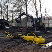 Grävskopor används för att frakta sand och grus som behövs för markförberedelserna. 