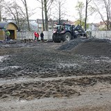 Man ser över markytan framför hangaren där flygplanshybriden skall placeras. 