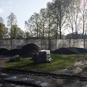 Högar med grus och jord ligger utanför byggarbetsplatsen.  