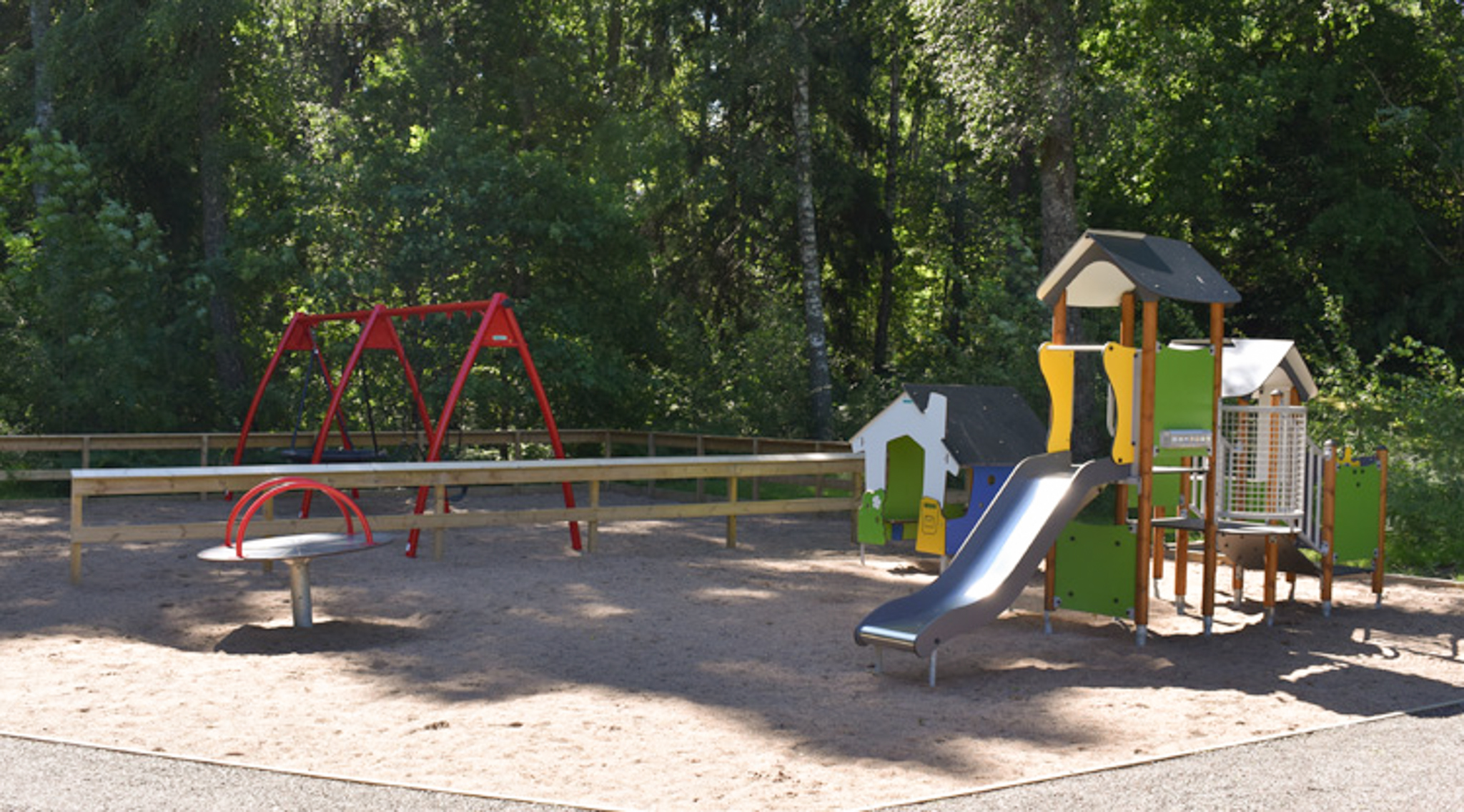 Bilden visar en översikt över Spelmansparken lekplats.