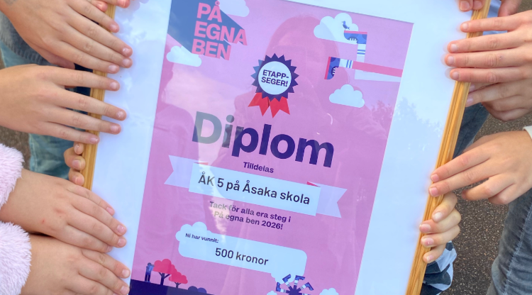 Händer som håller i ett diplom i tävlingen På Egna Ben. 
