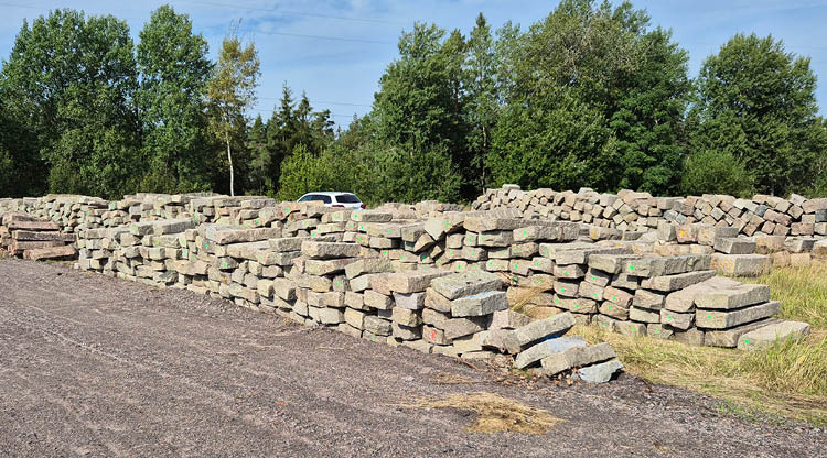 Natursten liggandes på hög. 