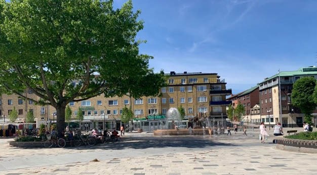 Vy över Drottningtorget visar träd och vattenspel