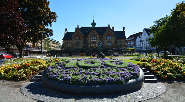 Vackra blommor i tårtan på Karl-Johans torg under Trollhättans 100-årsjubileum.