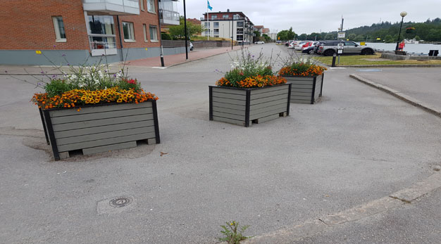 Blommor planterade i lådor på Strandgatan
