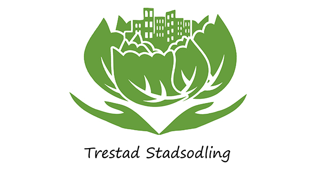 Bilden är ett foto över Trestad Stadsodlings logga. Den är grön och föreställer två händer som håller i ett salladshuvud. 