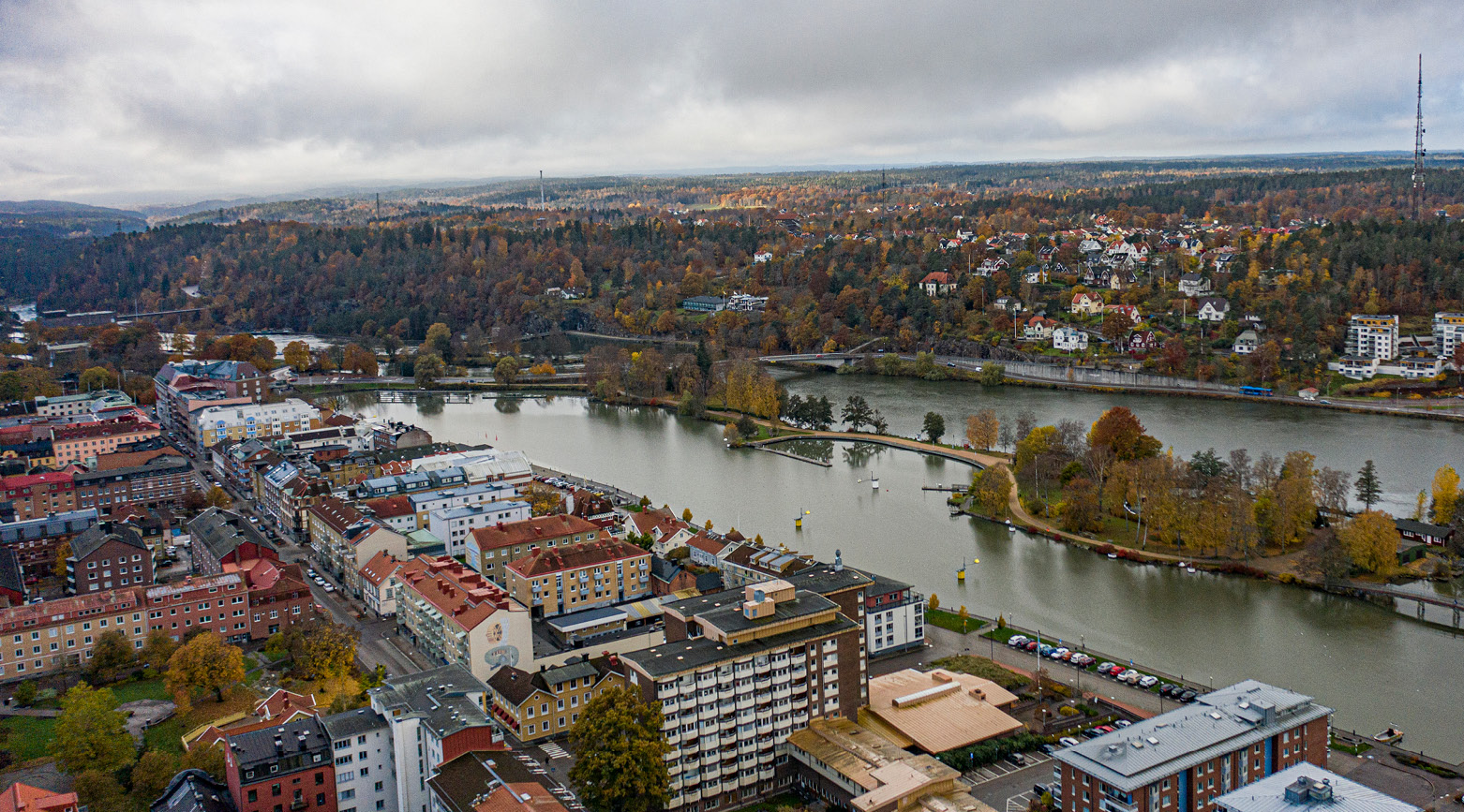 En drönarbild över Spikön och kanalen i Trollhättan.