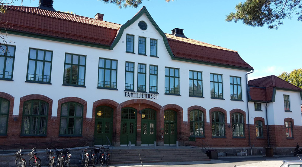 Bild på Familjehuset, gamla Oscarsskolan, i Trollhättan