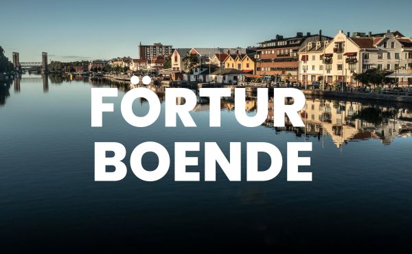 Bild på husen längs kanalen inne i centrala Trollhättan