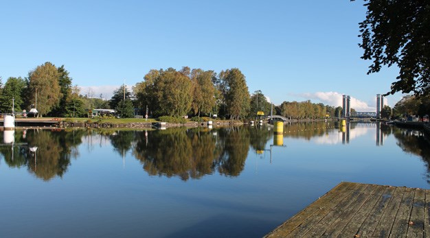 Vybild, älven en stilla höstdag