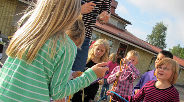 Leknade barn på skolgården, Sylteskolan