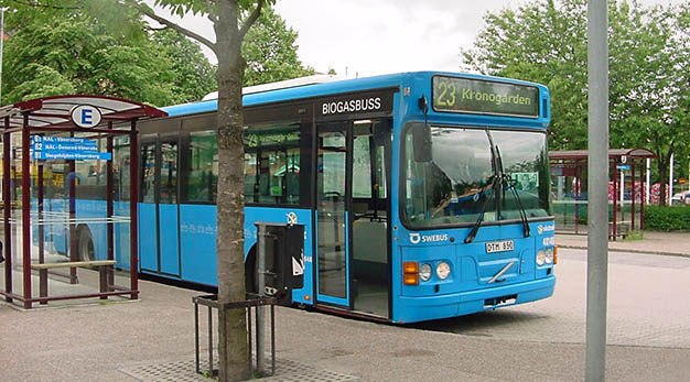 Blå stadsbuss på Drottningtorget