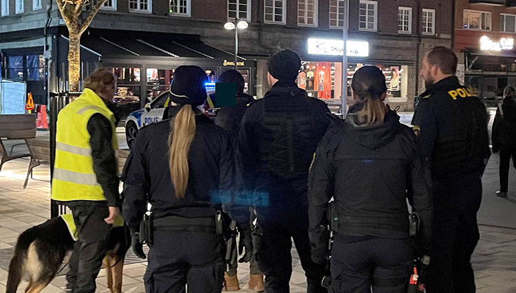 Poliser och narkotikahund på torget