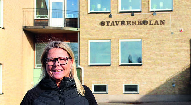 Rektor Anna Malmsköld framför Stavreskolan