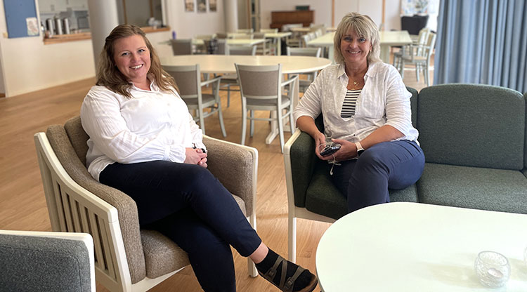 Enhetschef Lotta Löfberg och verksamhetschef Marie Uls är väldigt nöjda med renoveringen av matsalsmöblerna på Lantmannavägen 96–98 och ser gärna att projektet återbruket använder matsalen som referenslokal för andra verksamheter.