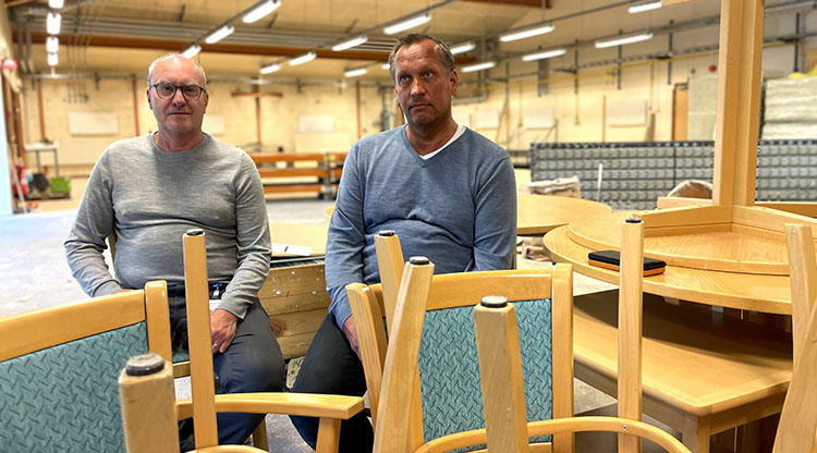 Dan Fogelberg och Rauno Kuronen på plats i lokalen som tillfälligt ska husera övergivna möbler innan de får en permanent plats i en annan av Trollhättans Stads verksamheter.